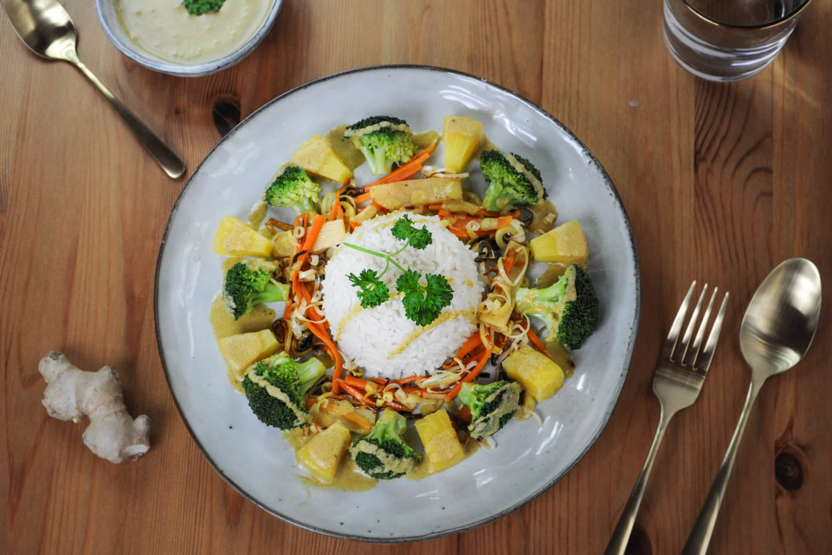 Cremiges Ananas-Curry mit Brokkoli