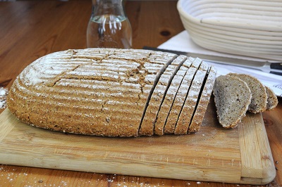 Selbstgemachtes Mischbrot mit Sesam und Leinsamen