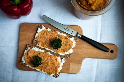 Veganer Brotaufstrich mit Curry und Paprika