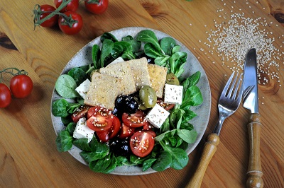 Würziger Feldsalat mit Tofu und Hirtenkäse 