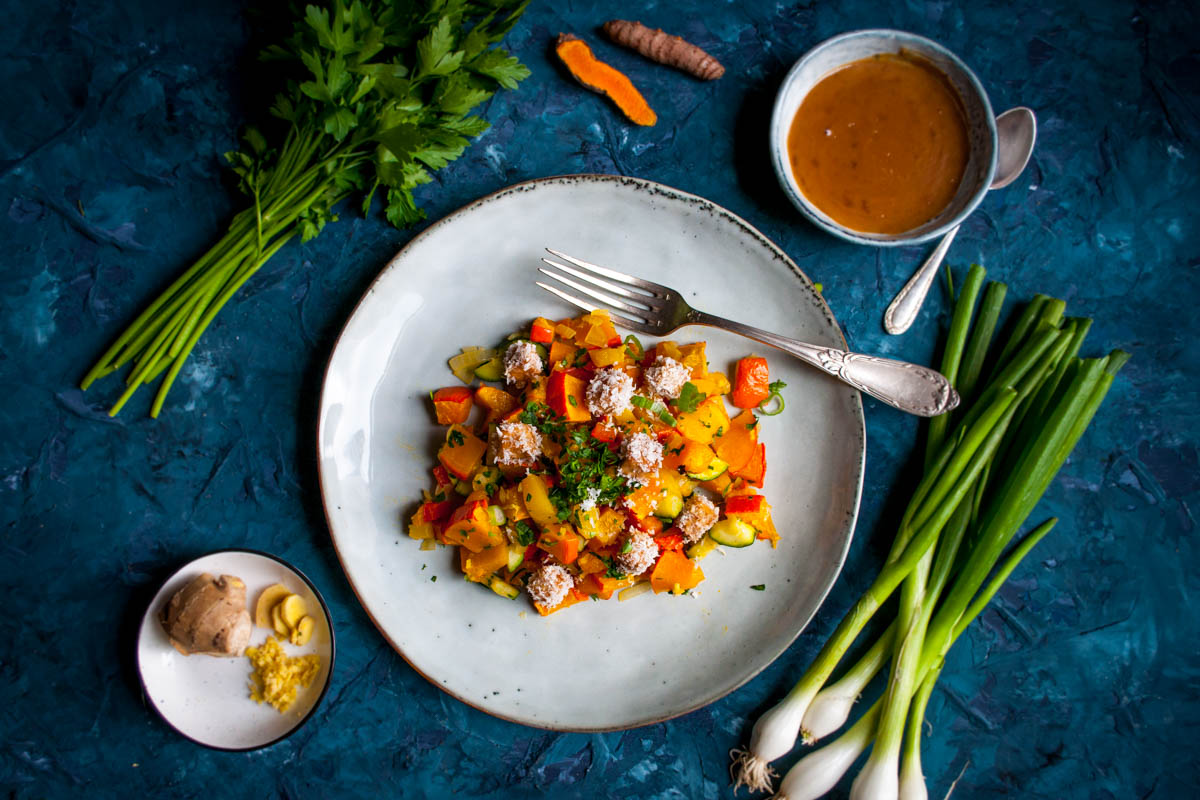 Bunte Kürbis-Gemüse-Pfanne mit Tofu und Erdnusssauce
