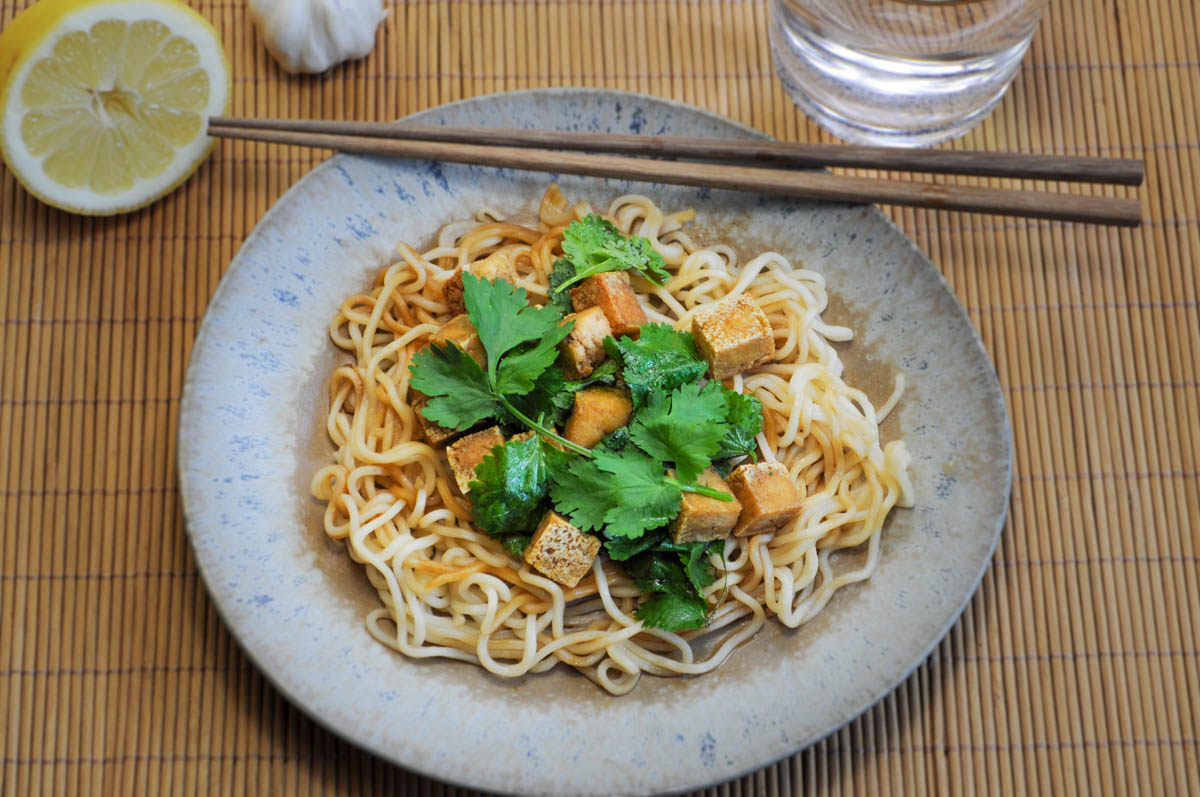 Asiatische Mie-Nudeln mit Tofu und Koriander