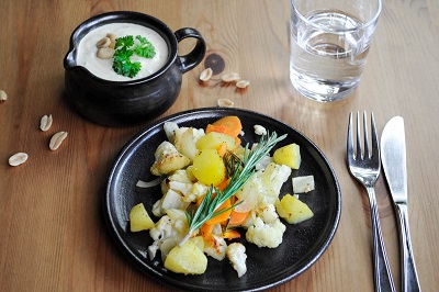 Ofengemüse mit Erdnuss-Joghurt-Dip