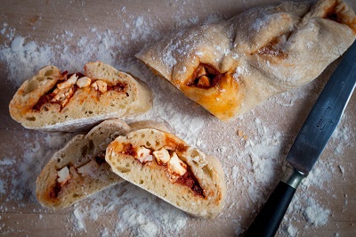 Selbstgemachte Baguettes mit scharfer Füllung