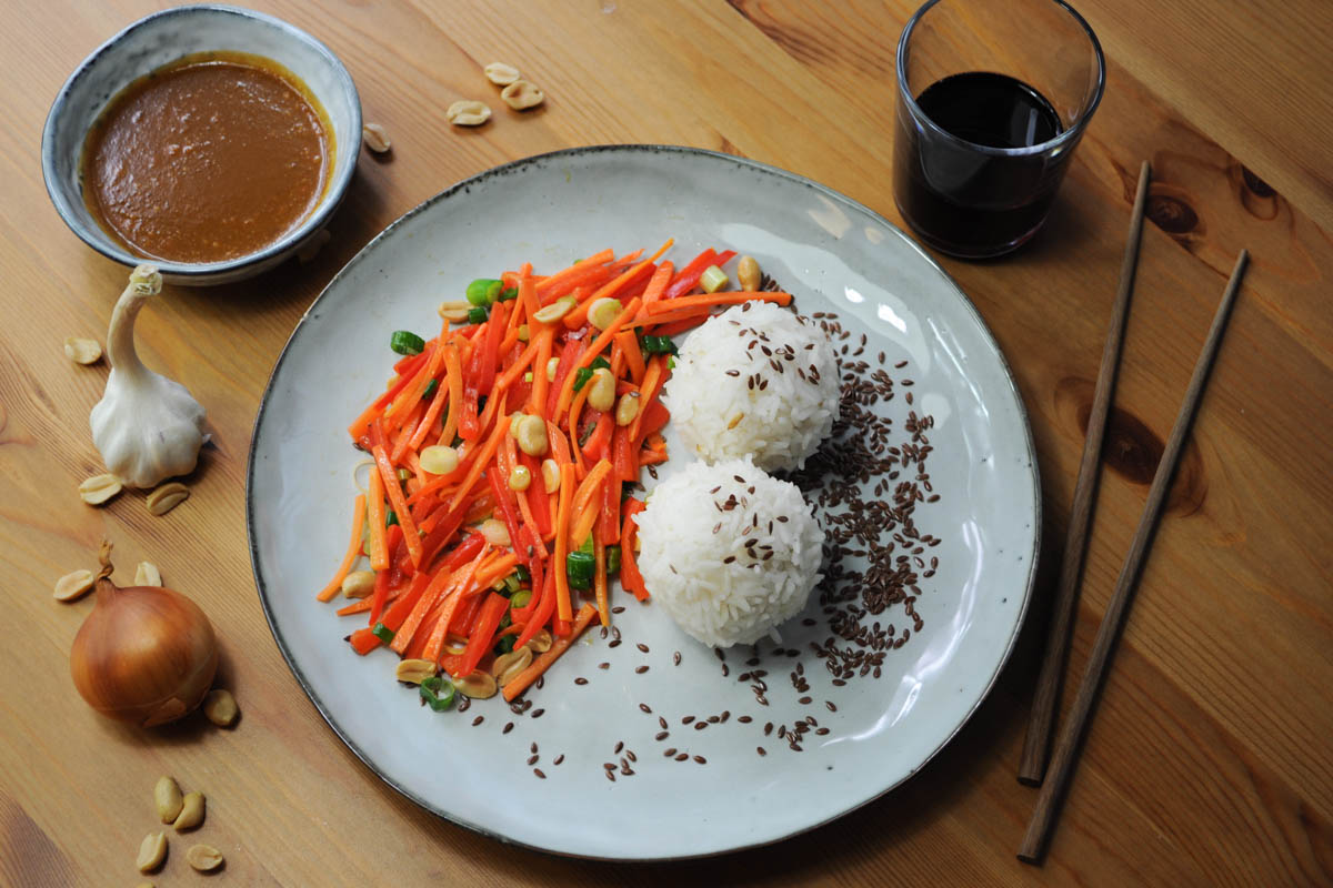 Knackiges Gemüse mit Erdnuss-Sauce und Reis